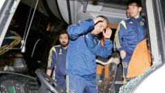 Hráči a členové realizačního týmu Fenerbahçe těsně po střelbě na jejich autobus 