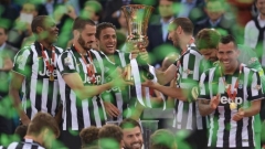 Hráči Juventusu po mistrovském titulu slaví i vítězství v Italském poháru