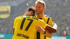 Záložník Borussie Dortmund André Schürrle (vpravo) gratuluje svému spoluhráči Pierrovi-Emericku Aubameyangovi ke vstřelené brance v zápase 1. kola německé Bundesligy proti Mohuči (2:1)